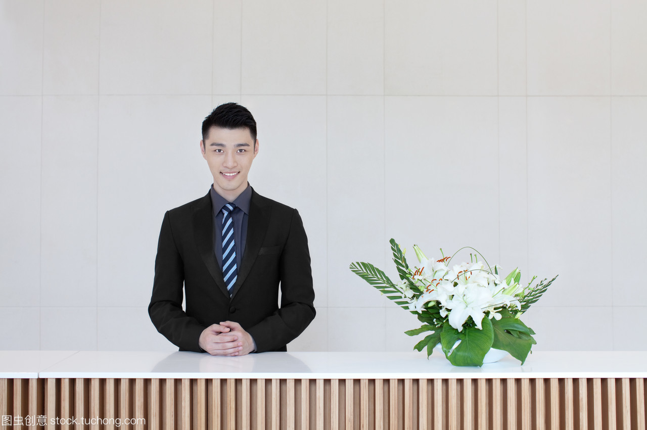 著裝得體,肖像,男商人,站,白領,中國人,辦公室,僅成年人,僅男人,商務,商務人士,套裝,男人,半身像,室內,年青男人,年青人,微笑,成年人,服務臺,接待員,水平畫幅,服務,注視鏡頭,東方人,人,一個人,亞洲人,25歲到30歲,花